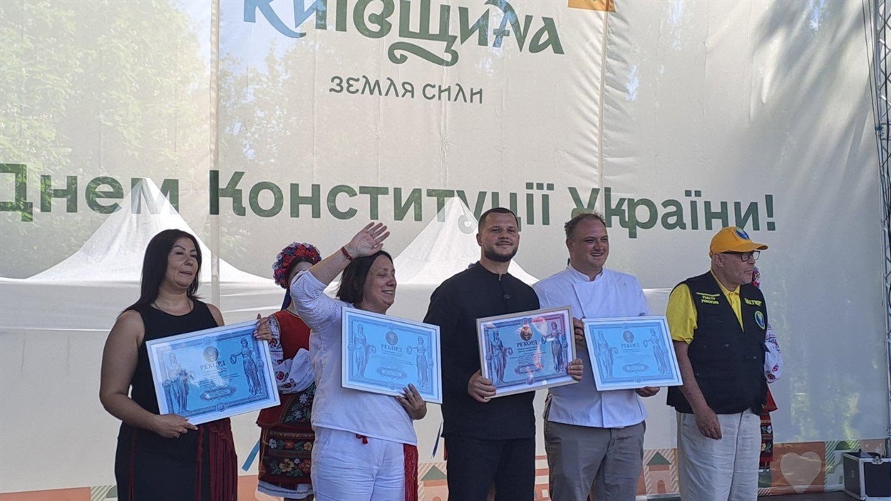 У Переяславі зварили борщ із карасями і встановили національний рекорд до Дня Конституції України