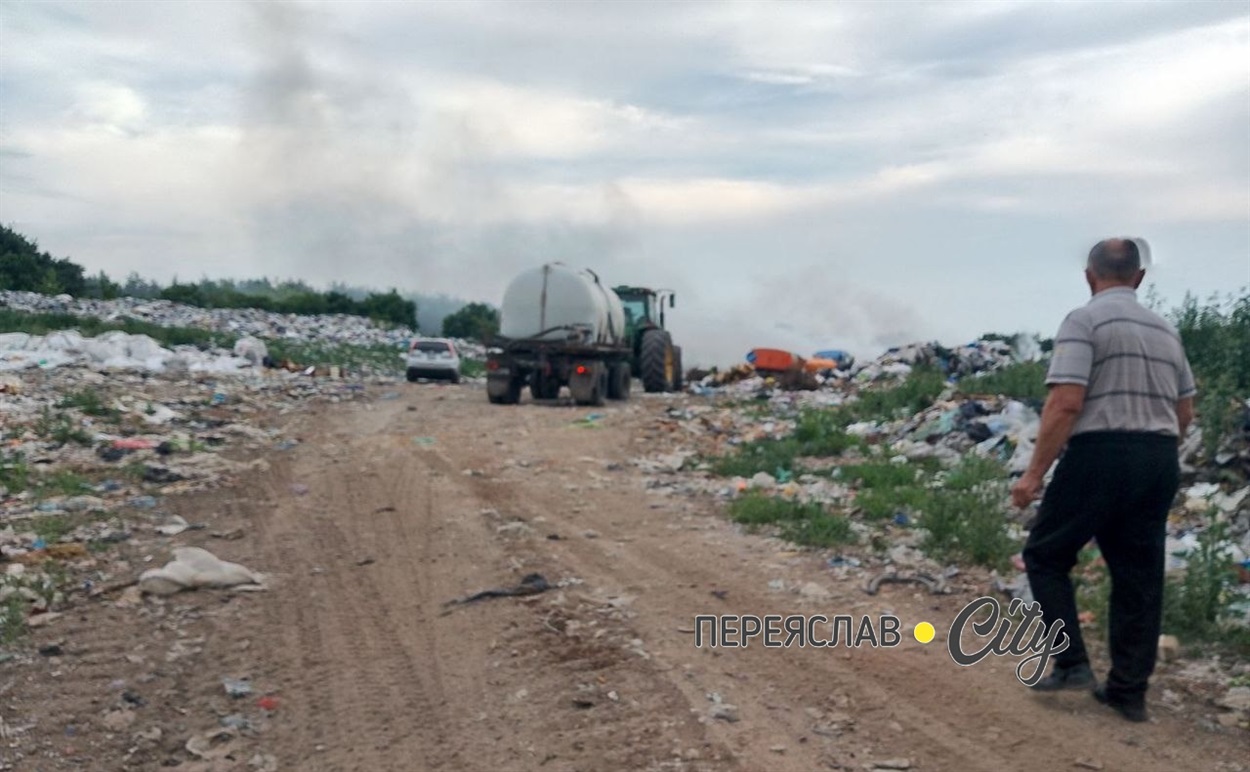 Зайнялося міське сміттєзвалище у Великій Каратулі на Переяславщині