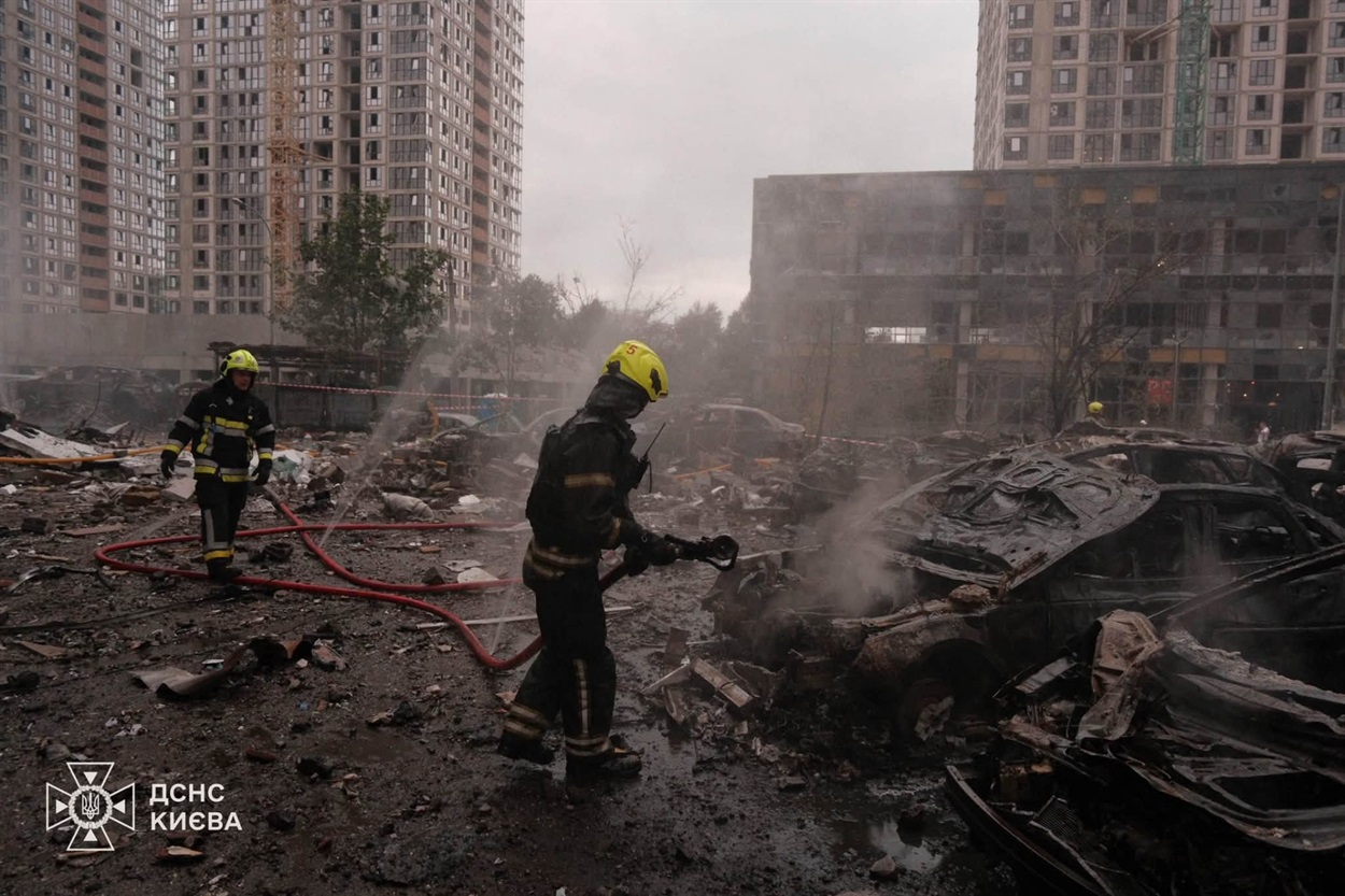 Внаслідок атаки на Київщині загинуло 18 людей, розбір зруйнованих багатоповерхівок у столиці триває