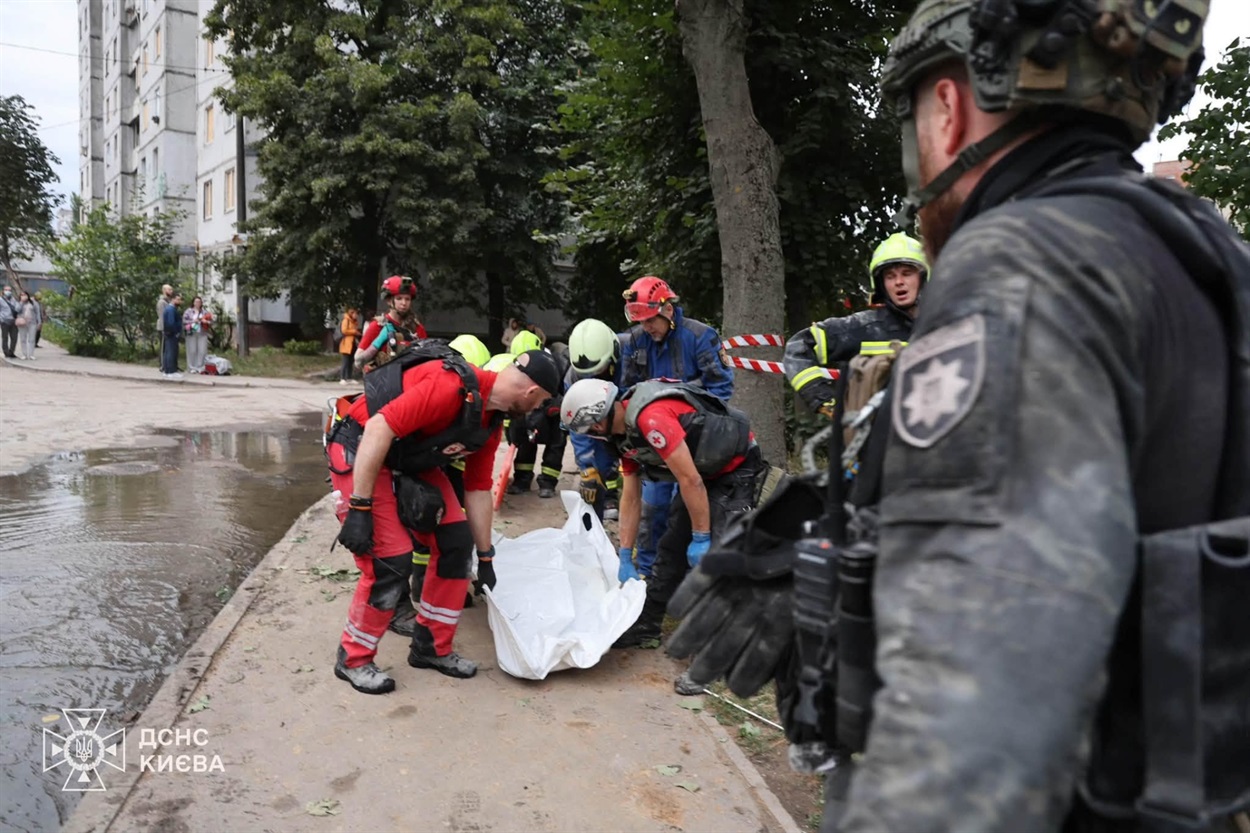 Внаслідок атаки на Київщині загинуло 18 людей, розбір зруйнованих багатоповерхівок у столиці триває