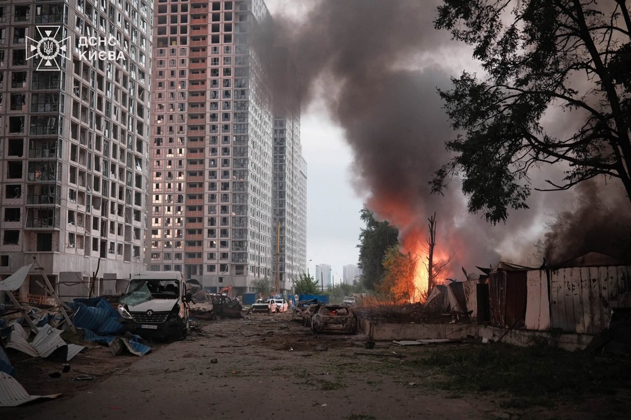 Внаслідок атаки на Київщині загинуло 18 людей, розбір зруйнованих багатоповерхівок у столиці триває