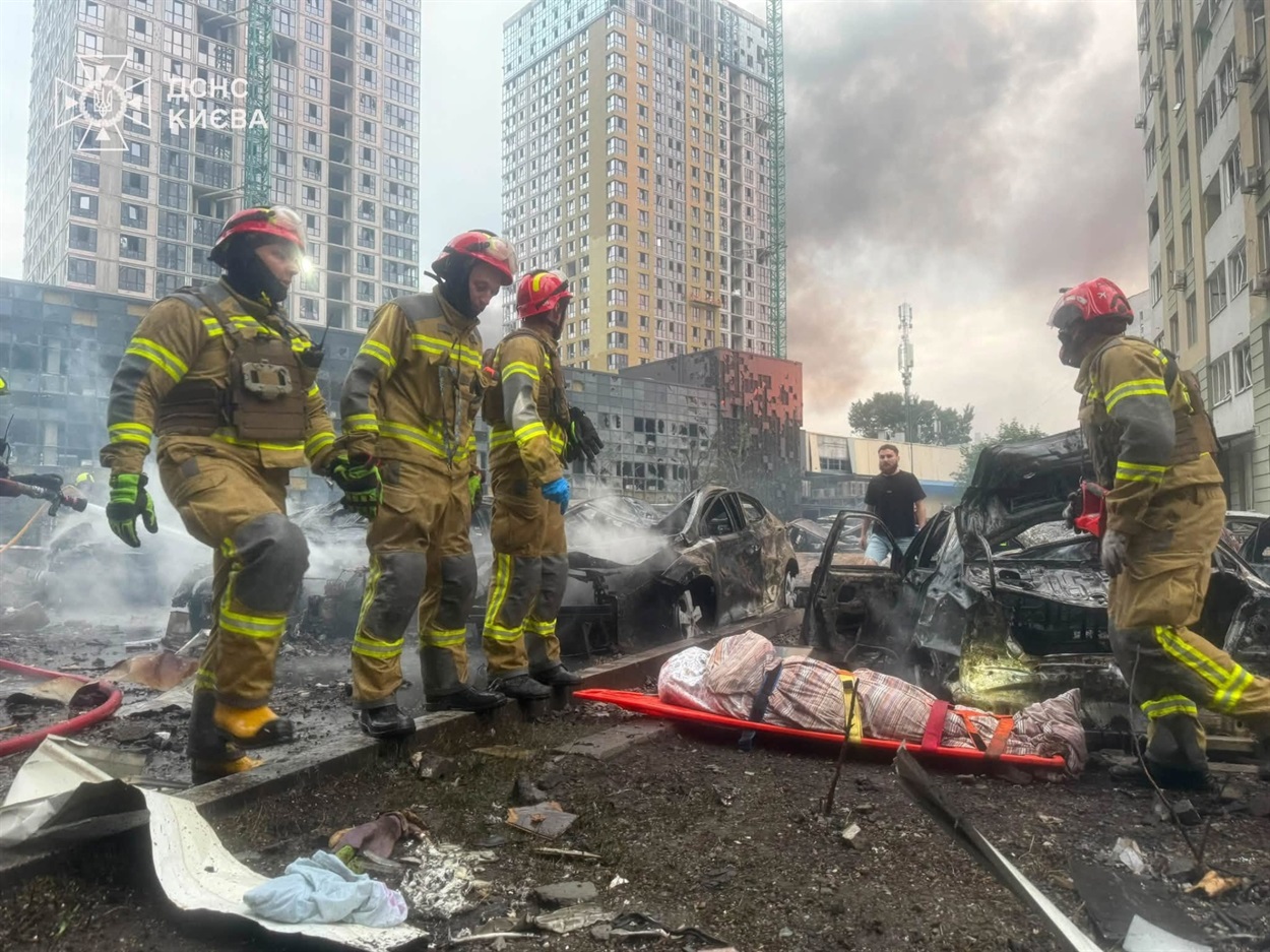 Внаслідок атаки на Київщині загинуло 18 людей, розбір зруйнованих багатоповерхівок у столиці триває