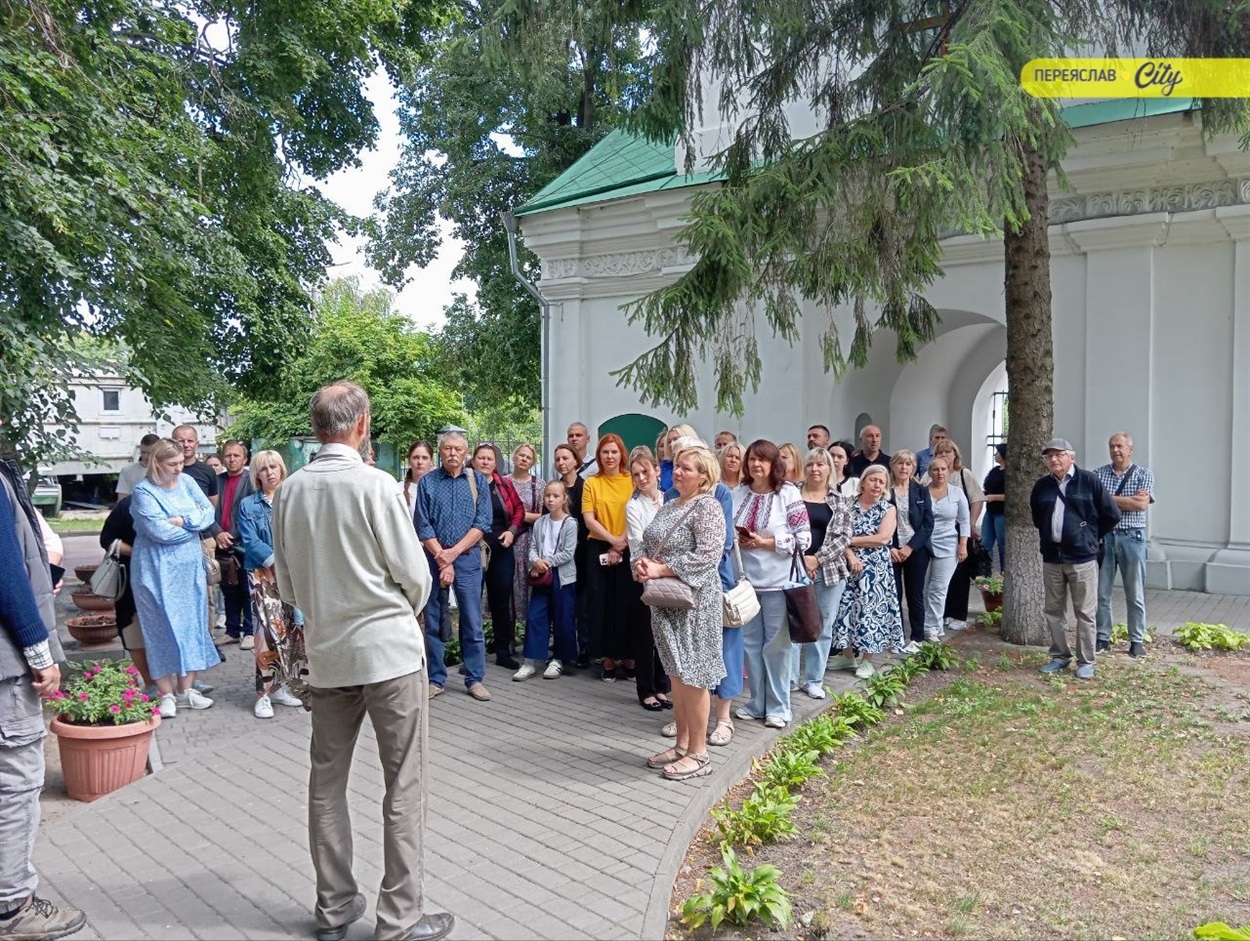 У Переяславі провели першу екскурсію комплексом Михайлівської церкви після звільнення від упц мп