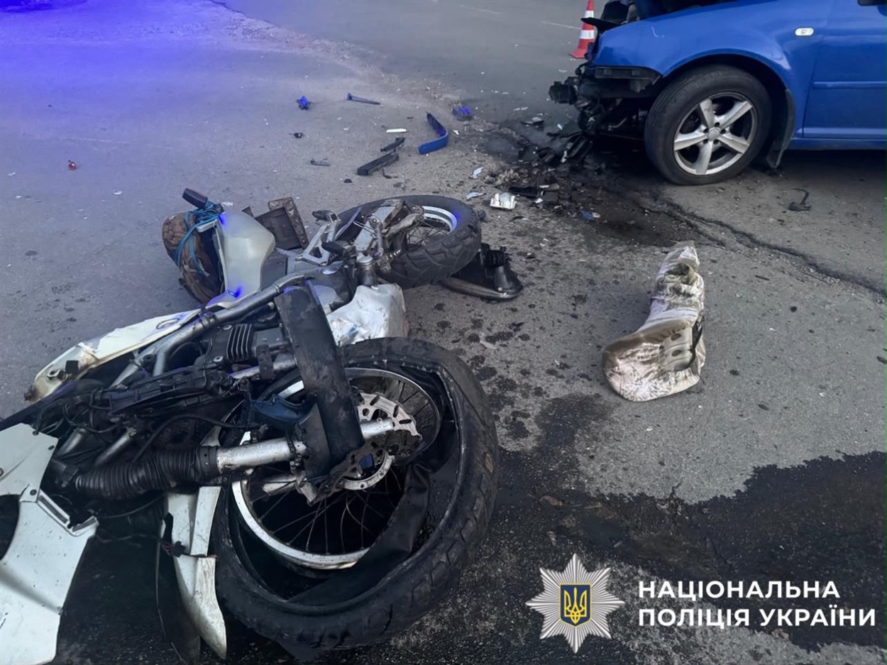 У Переяславі зіткнулися легковий автомобіль і мотоцикл: байкера госпіталізували