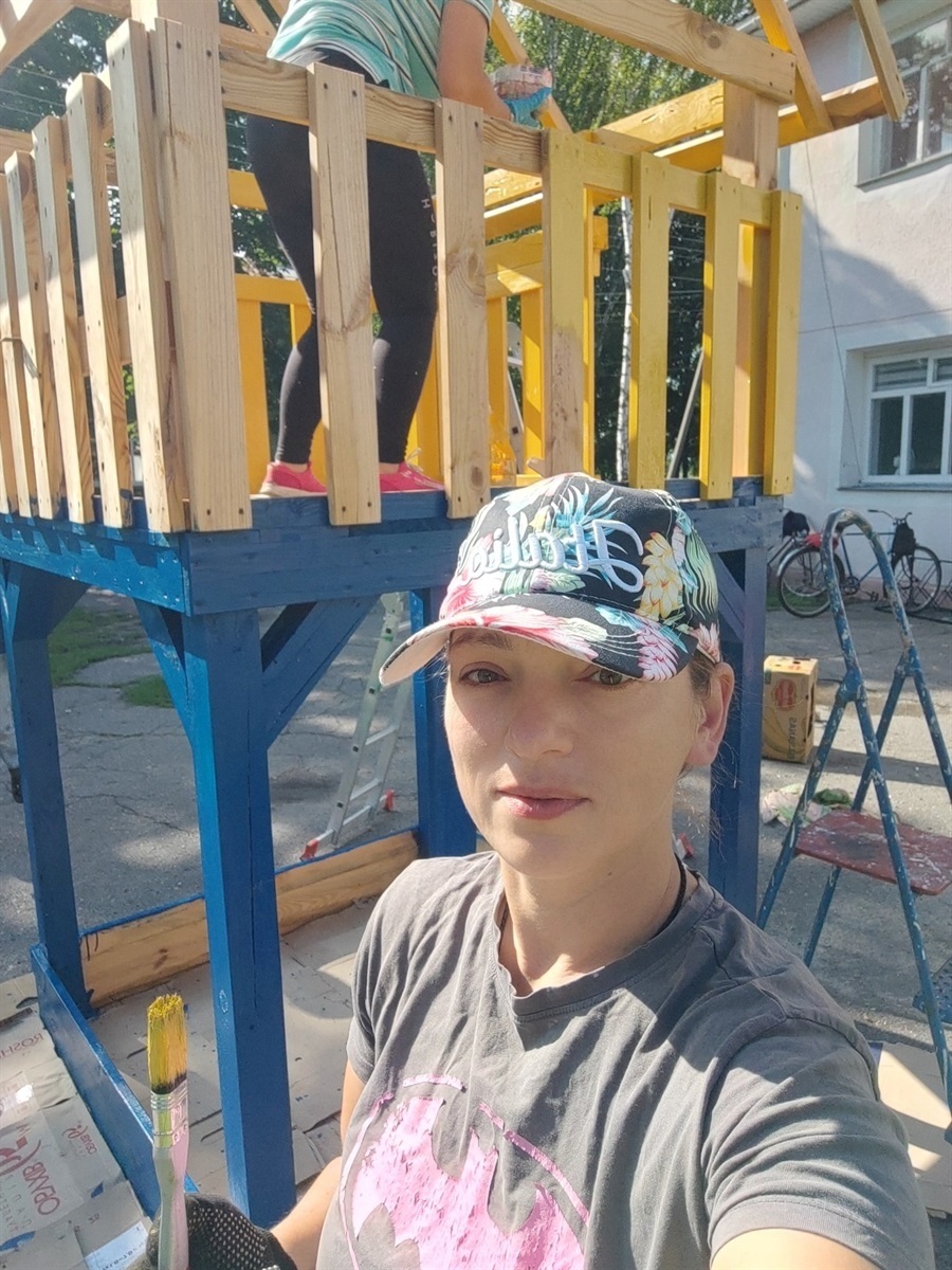 Тетяна Лушникова біля нового майданчика для дітей в центрі села Дем'янці Переяславської громади 