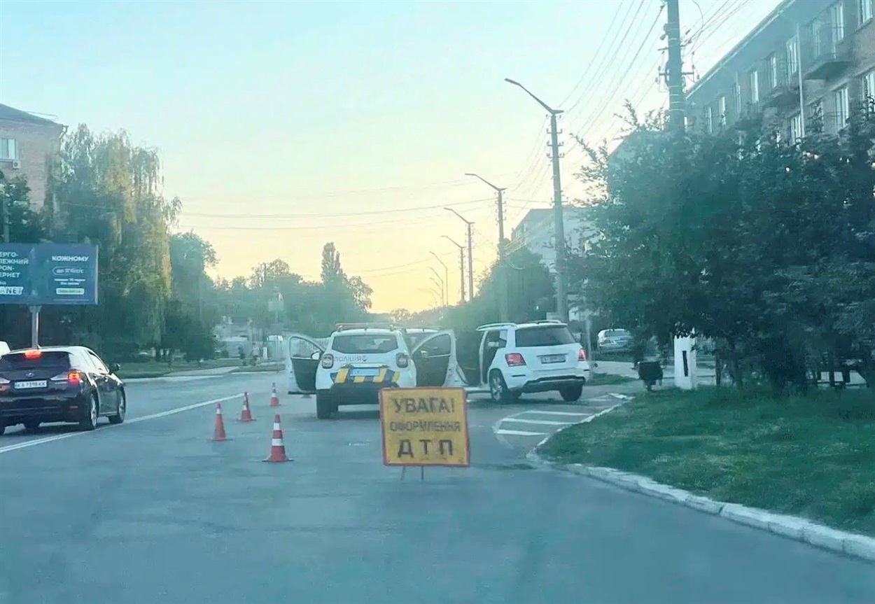 У Переяславі водійка Mercedes вʼїхала в припаркований на узбіччі Hyundai Tucson: хроніка поліції