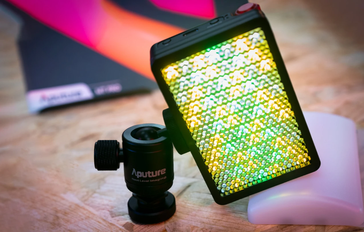 Увімкнений Aputure MC Pro на шарнірному кріпленні з встановленими сотами 30°, світлодіоди світяться жовто-зеленим відтінком.