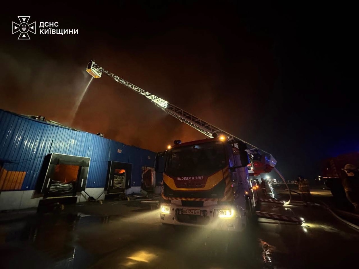 На Київщині внаслідок ворожого обстрілу загинули люди, зруйновано склади та виробництва