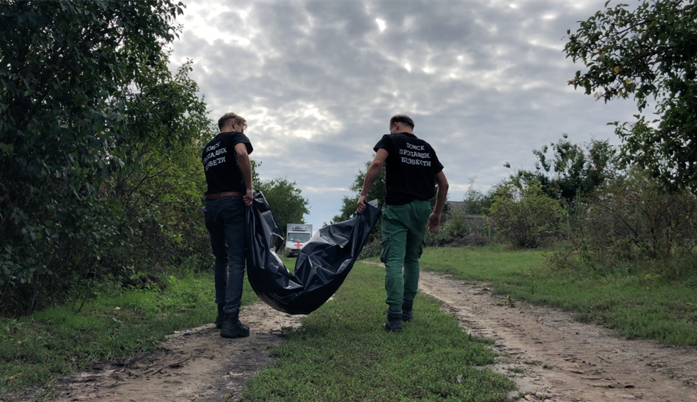 Волонтери забирають тіла і ворогів, які потім обмінюють на українських загиблих