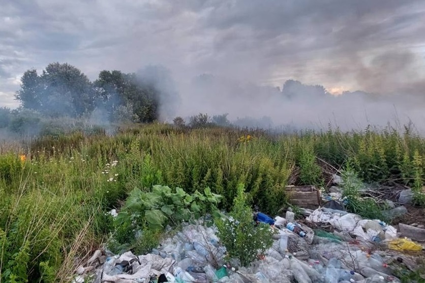У Пологах-Чобітках горіло сміття на відкритій території