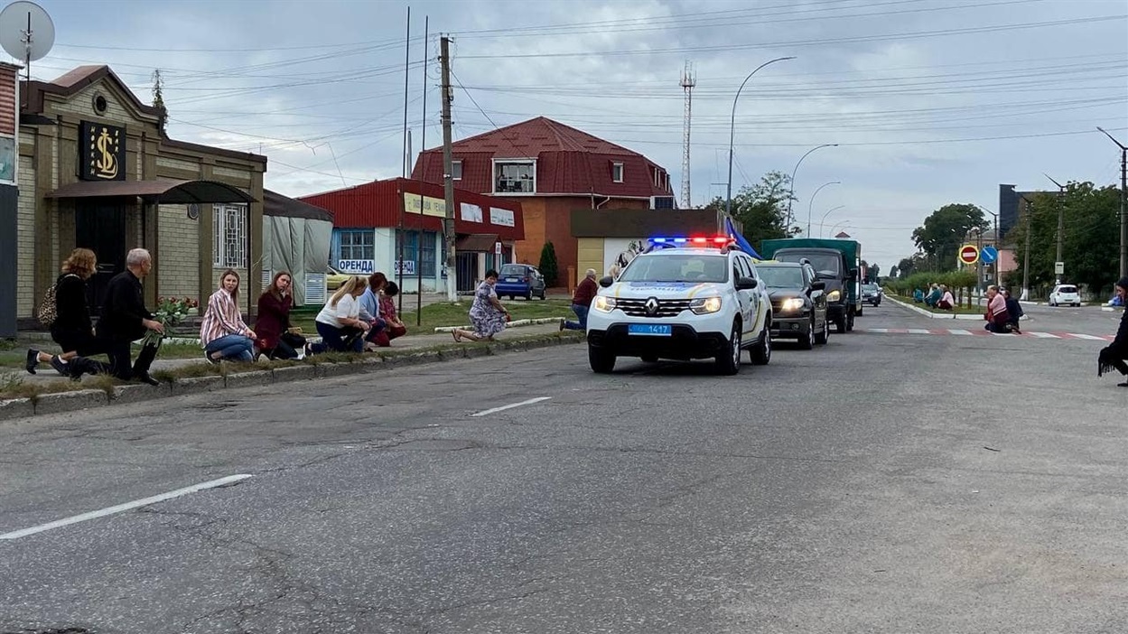 Переяславці на колінах проводжають в останню дорогу Валентина Голуба