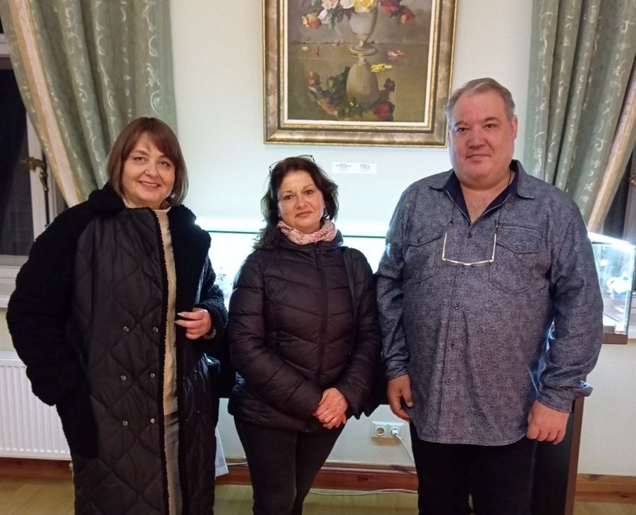 Музейні працівники НІЕЗ "Переяслав" Світлана Захарченко та Ірина Дунайна з колекціонером Віталієм Чікіровим на виставці порцеляни в "Софії Київській"