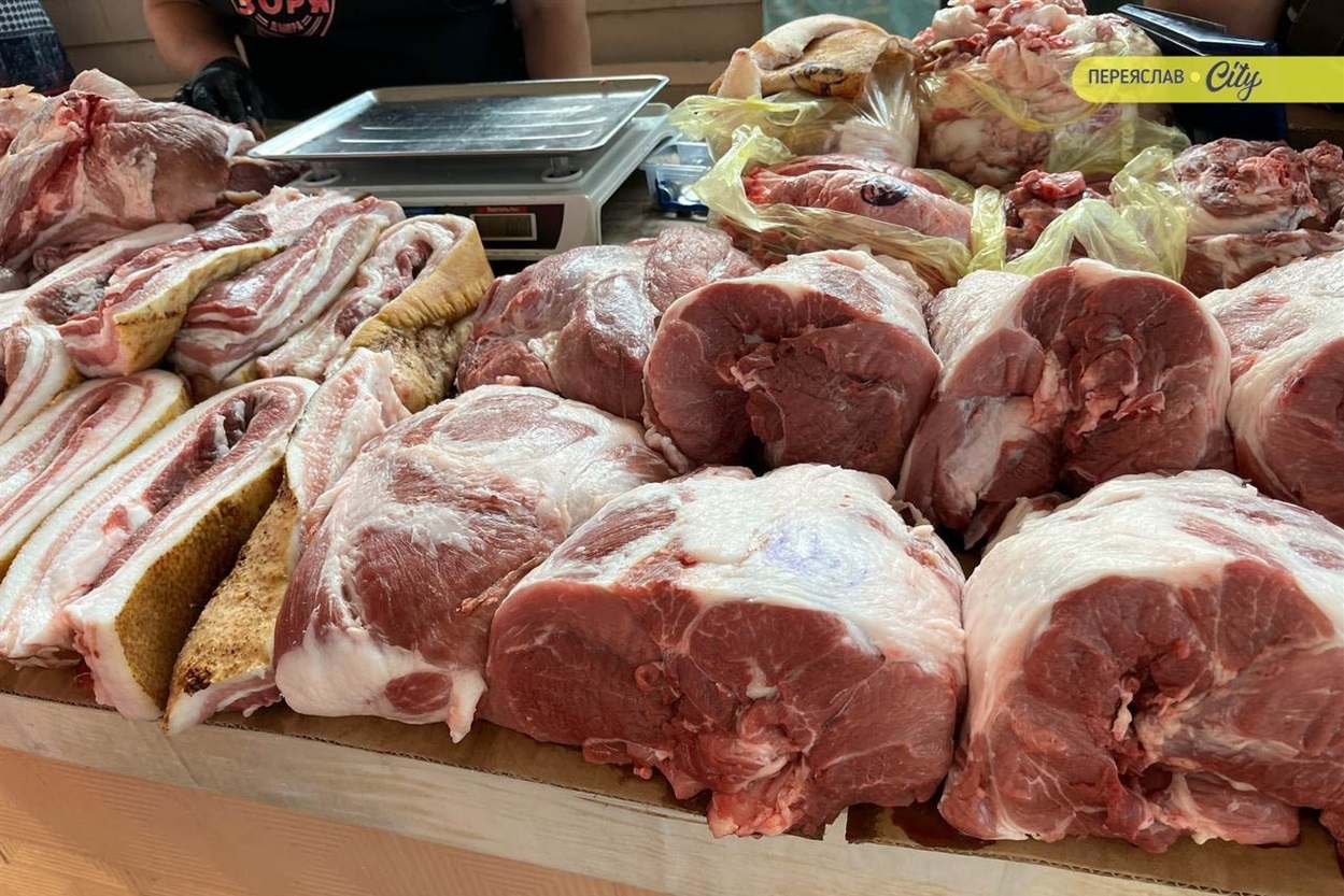 У Переяславі на базарі почали продавати місцеві кавуни по 22 гривні, кукурудзу й дивні огірки