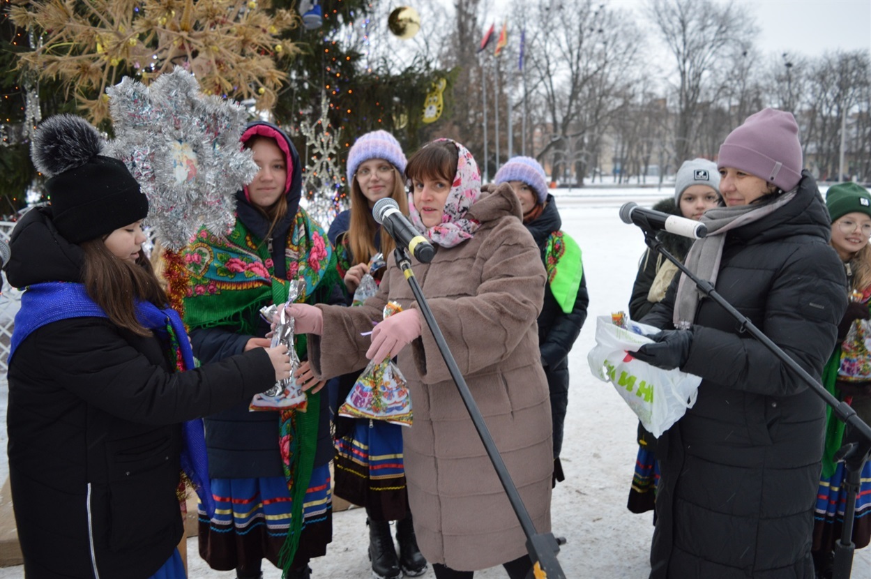 Перші колядники вже отримали солодощі