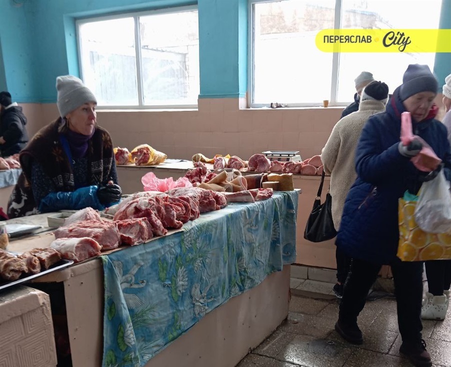 На базарі в Переяславі домашні запечені рулетики з підчеревини продавали по 480 гривень