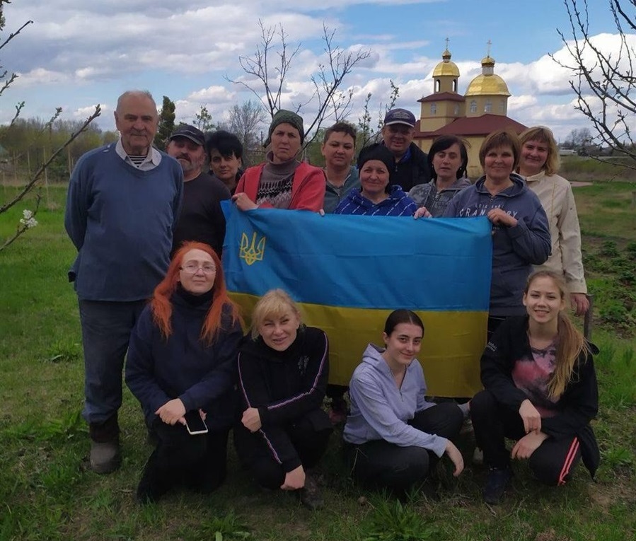 Після загибелі Віталія Чорногора друзі посадили картоплю, яку він збирався вирощувати, якби не війна. 7 травня 2022.