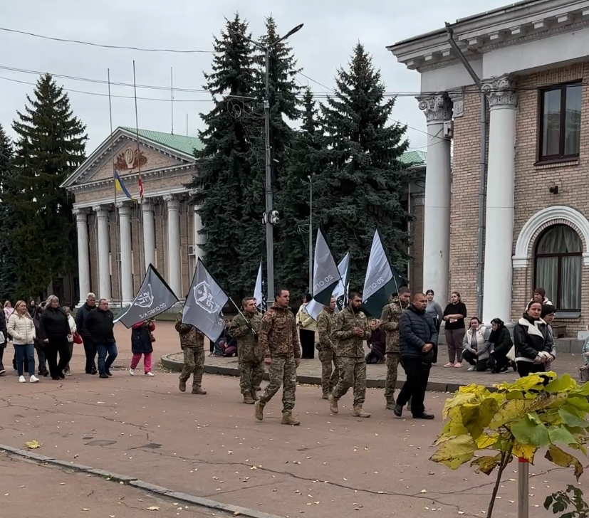 На центральній площі Переяслава 15.10. 2025 р. уперше приспустили прапори на пошану Герою Дмитру Козакову 