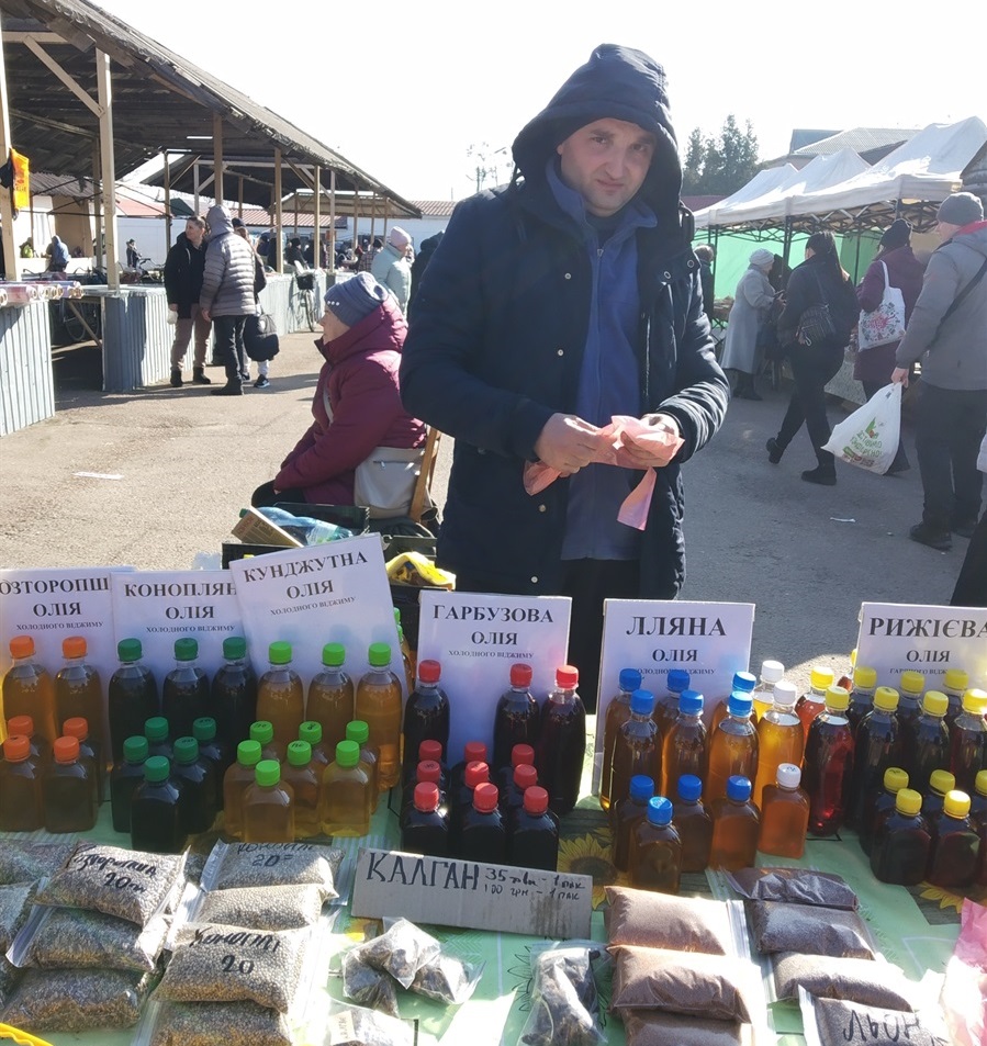Юрій Сірик зі своїм товаром на базарі