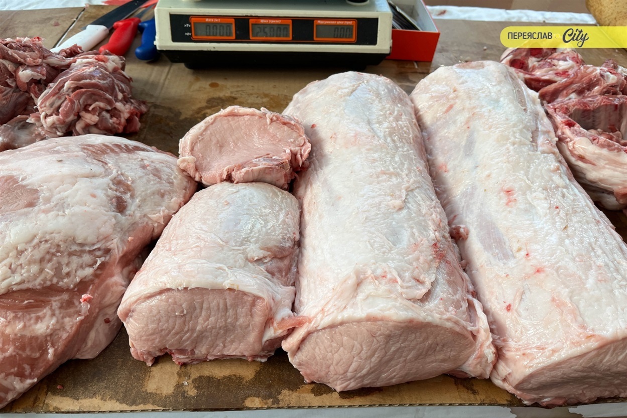 На базарі у Переяславі подорожчала курятина на 20 гривень, а свинячу підчеревину продавали по 380