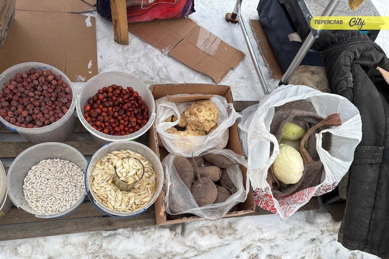 На базарі в Переяславі брали соняшникове насіння для синичок по 200 грн, значно здорожчало молозиво