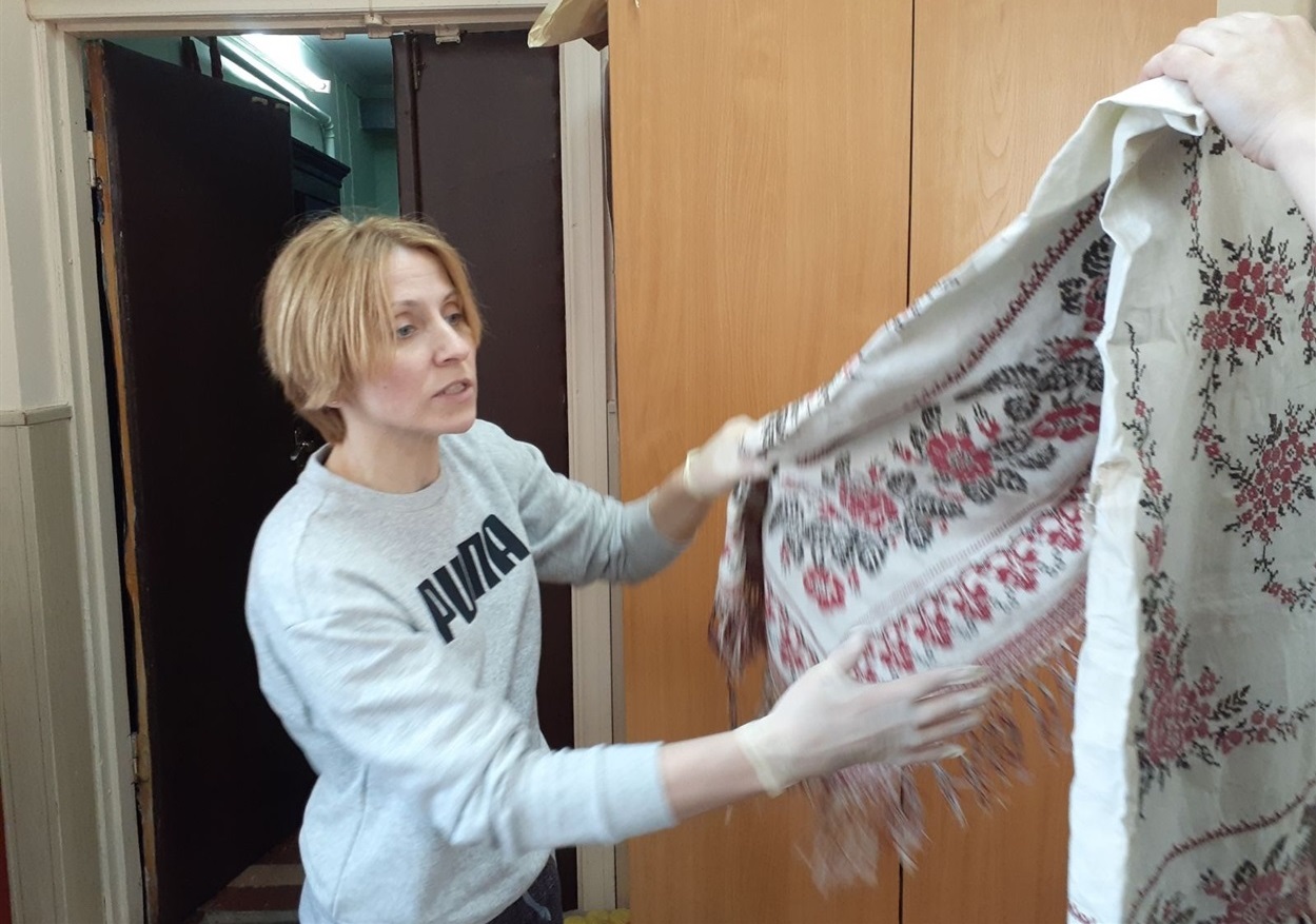 Ольга Паньків відбирає експонати для виставки
