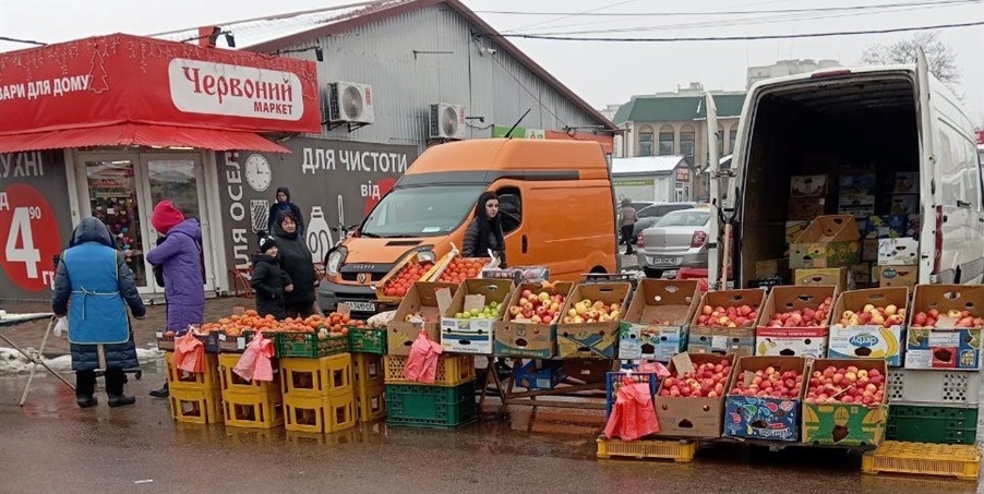 На базарі найбільший вибір яблук 