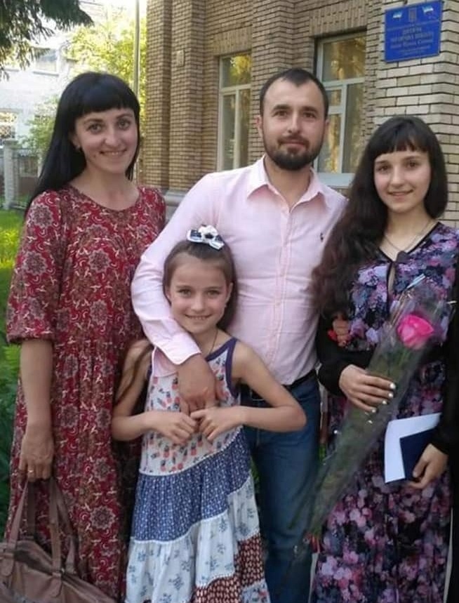 Дмитро Волошин з дружиною Мар'яною та доньками