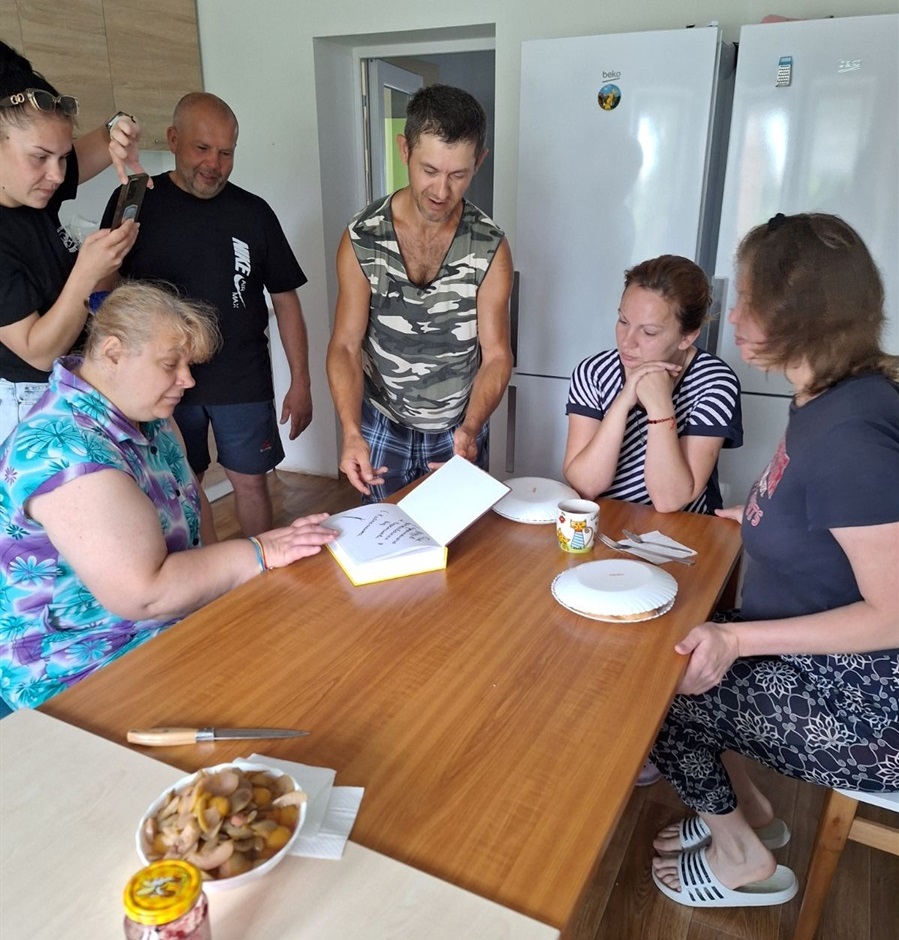 Мешканці будинку підтриманого проживання отримали в подарунок книгу від кухаря Клопотенка, обирають, що готуватимуть на вечерю 