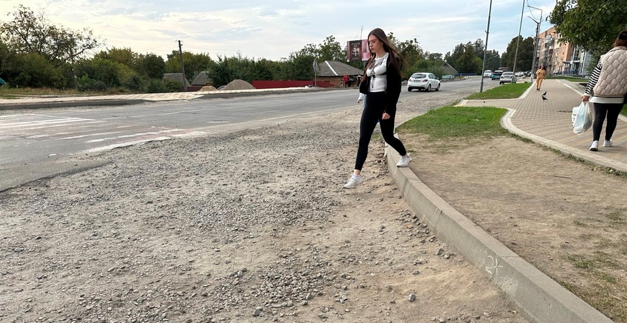 Все літо й осінь пішоходи в Переяславі на перехресті "Батура"  ходили через дорогу з тротуару навпростець 