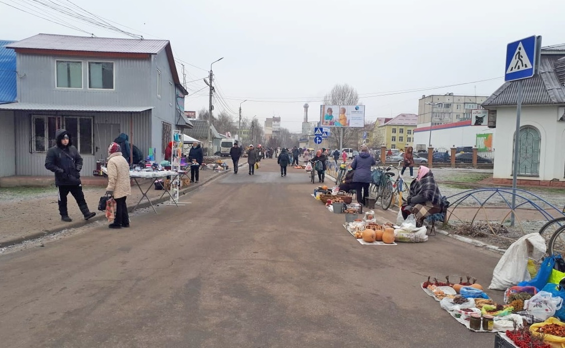 Вулиця біля "ЕКО-маркету" спорожніла