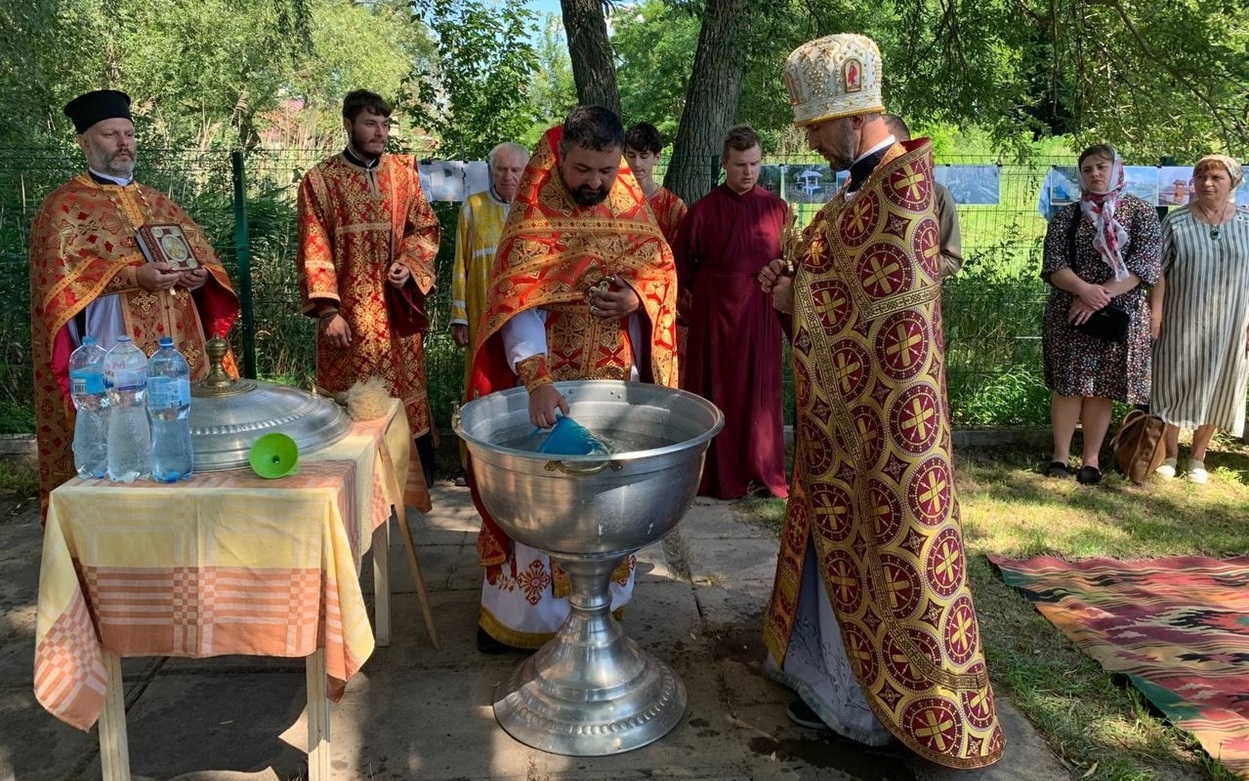 Освячення криниці на березі Альти