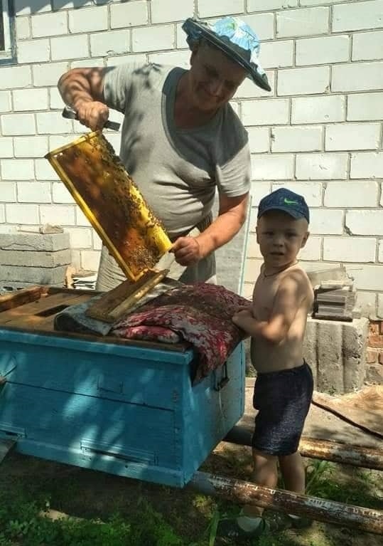 Фото дідуся з онуком біля вулика стало логотипом сімейного бренду на мед