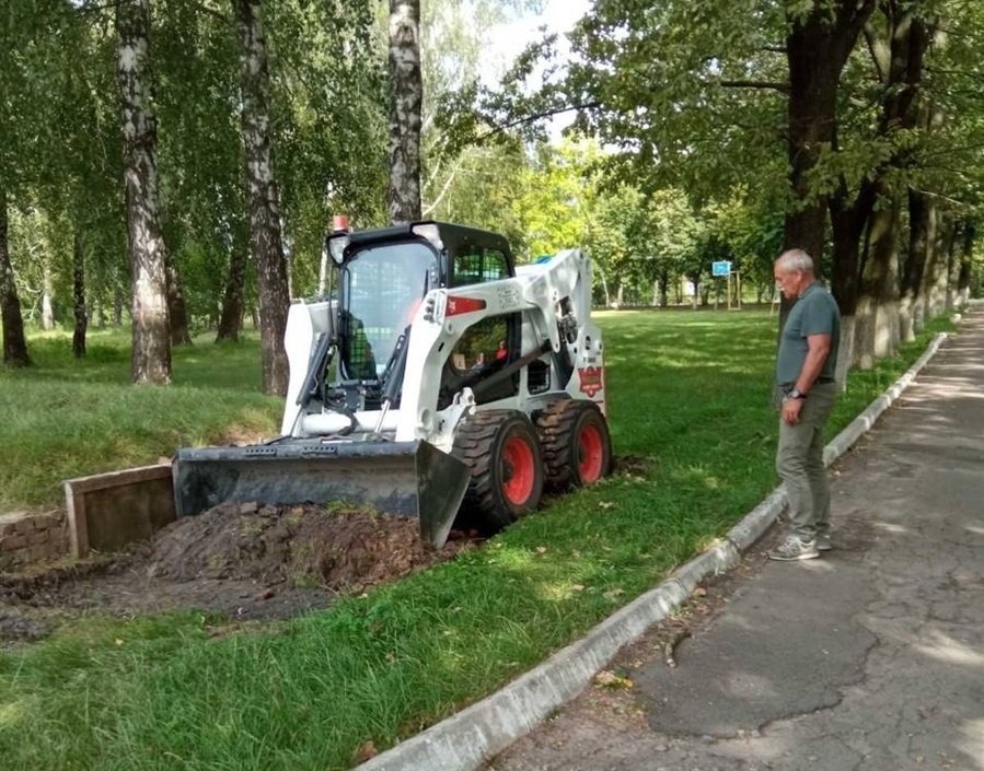 Вячеслав Саулко біля техніки, що розкопує вхід  до заваленого сховища 