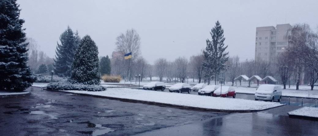 Луцьк засипало снігом у квітні. Температура повітря 0°С
