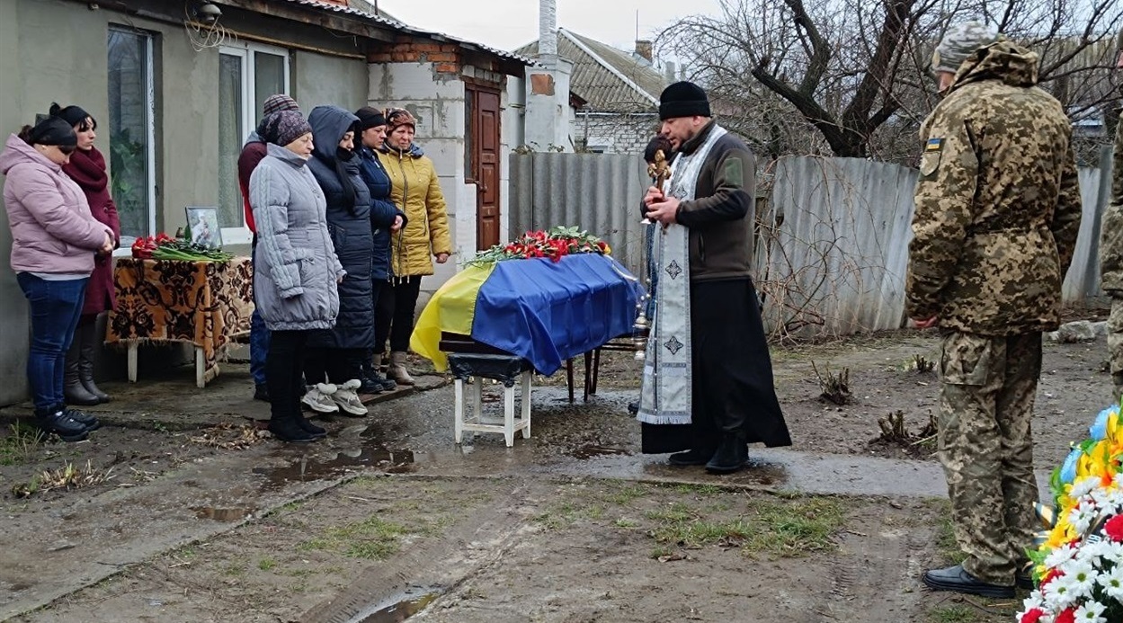 Поминальну відправу справляє благочинний о. Іван Бобітко  біля помешкання, де жив Юрій Дяченко 