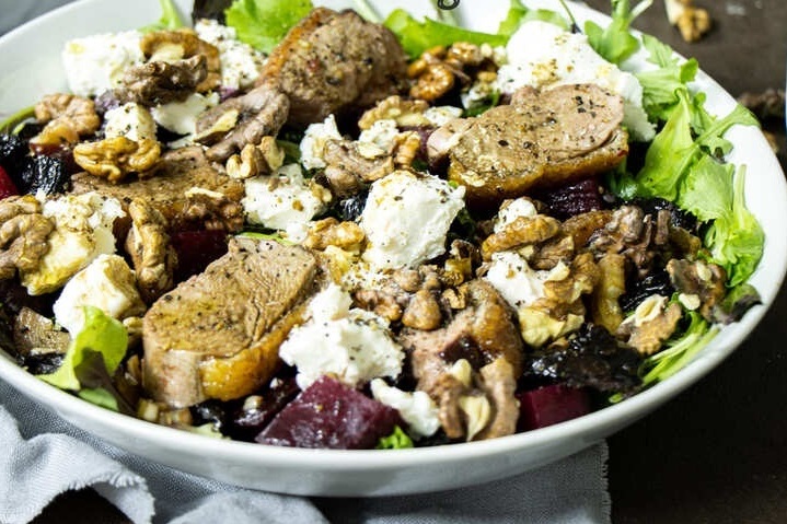 Салат з гусячою грудкою та чорносливом рецепт 