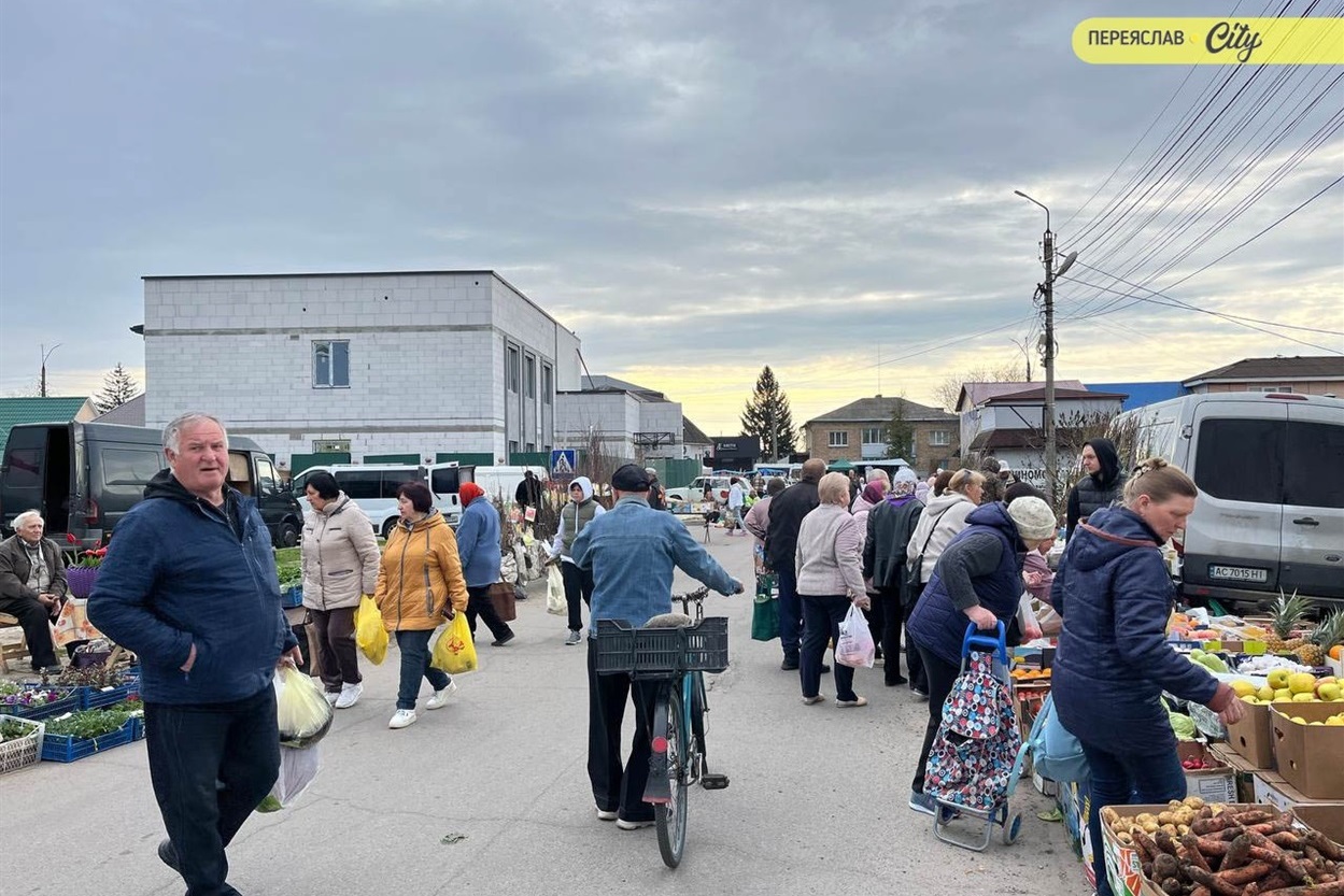 На базарі в Переяславі розсаду помідорів продають по 50-80 гривень, а капусту і перець по 70