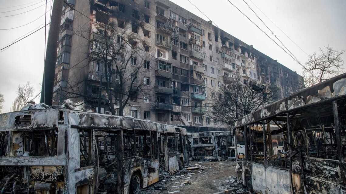 Вулиці Маріуполя після навали російських окупантів...