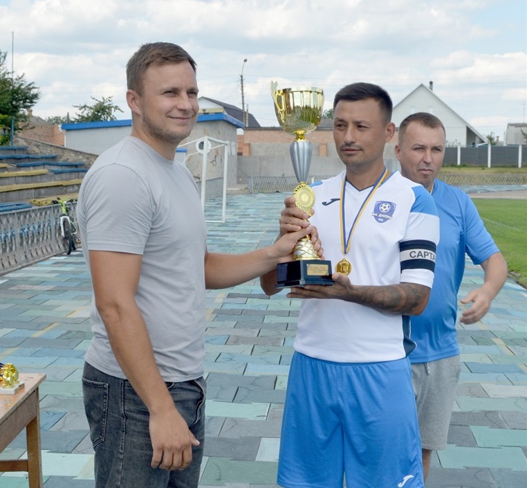 Диплом та кубок за перше місце в чемпіонаті Переяславщини від Владислава Столяренка отримує капітан команди «Дніпро» Павло Товкач