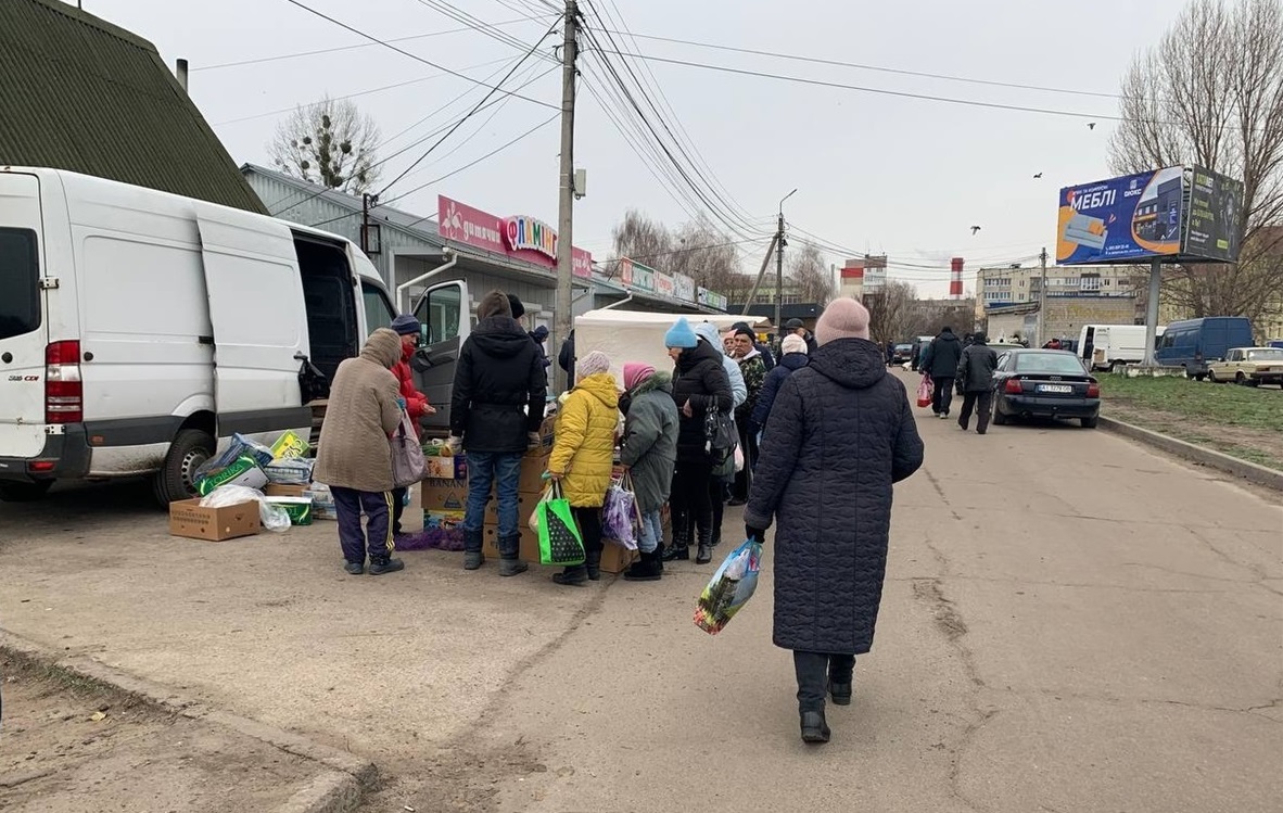 Черга за овочами та фруктами, що з "Оптового на Підварках"