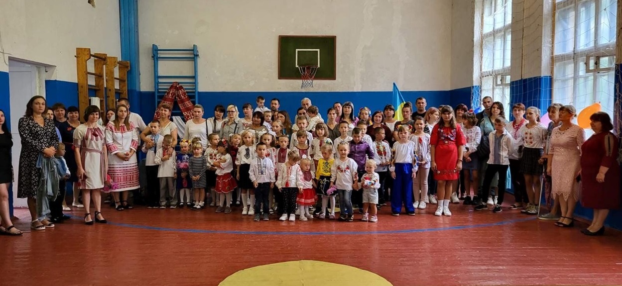 Свято Першого дзвоника у Вовчківській гімназії провели у спортзалі через дощову погоду. 1 вересня 2023 р. 