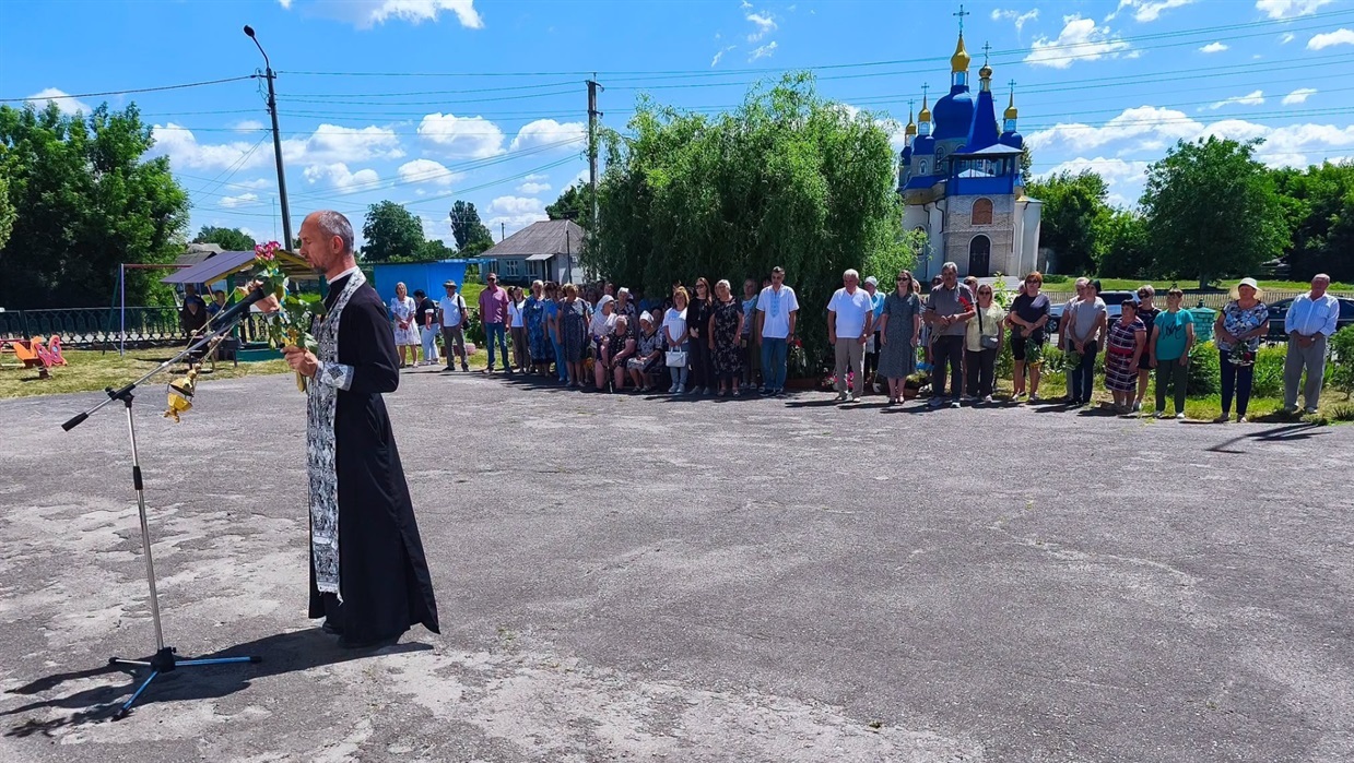 Герою Віктору Лисиці рідні та земляки відкрили меморіальну дошку на школі в рідному селі