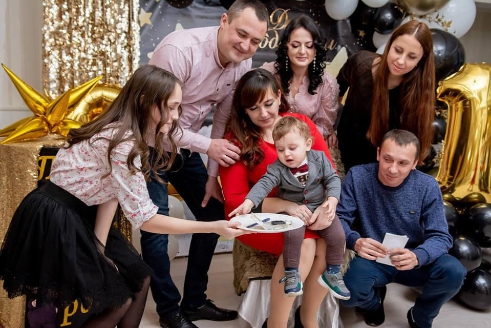 Сімейні свята відзначають у великому колі рідних, друзів та кумів