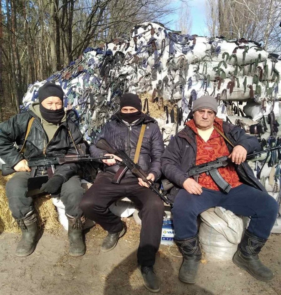 На блокпосту біля с. Помоклі:  Михайло Безверхий, Андрій Кушнір, Олександр Ковальчук. Березень 2022 р.  