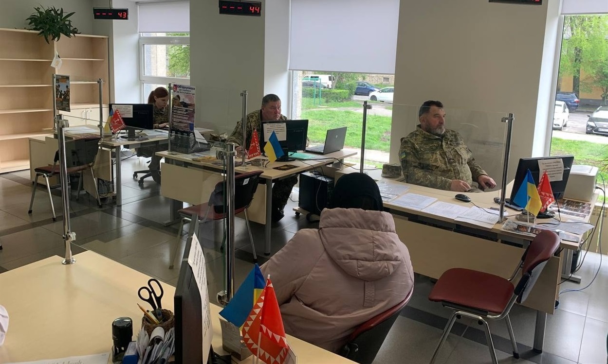 До рекрутерів за консультацією звертаються і чоловіки, і жінки. Тут охочі приєднатися до лав ЗСУ дізнаються про всі переваги служби