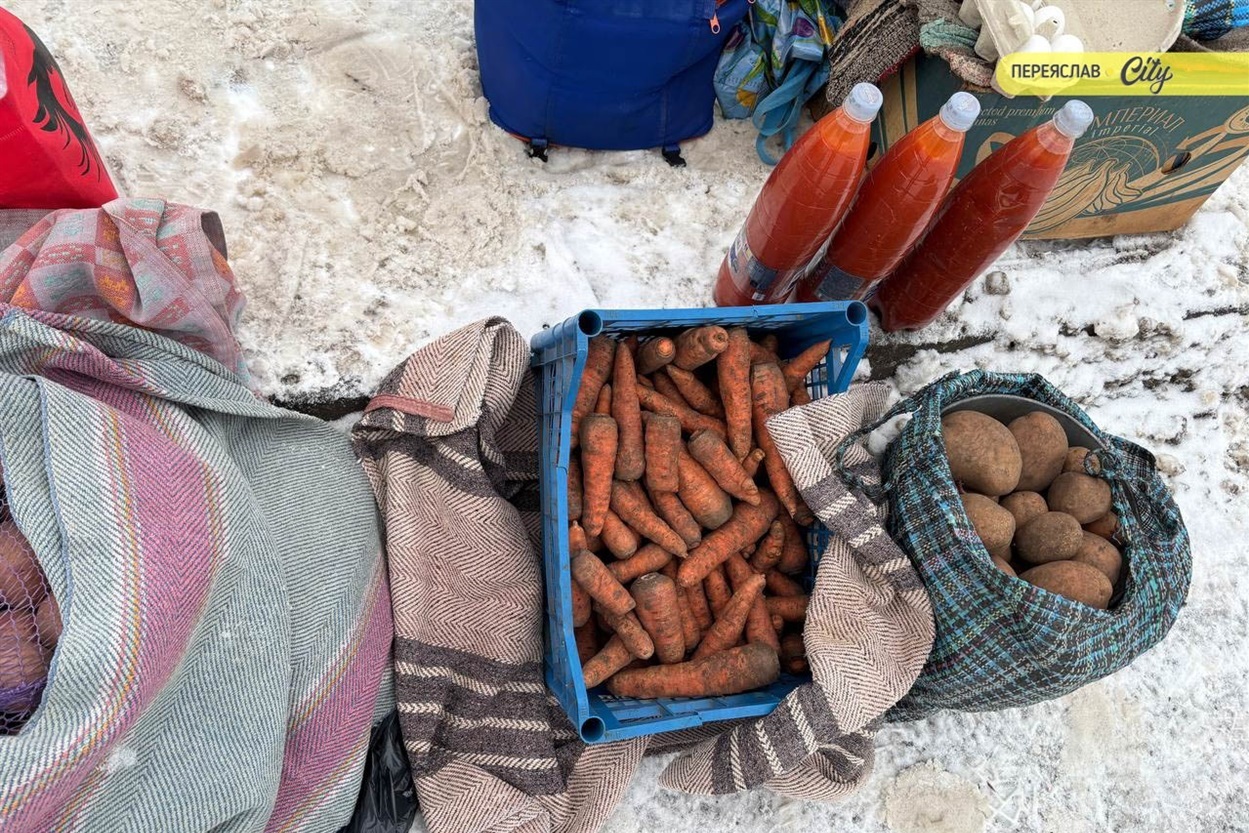 На базарі в Переяславі брали соняшникове насіння для синичок по 200 грн, значно здорожчало молозиво