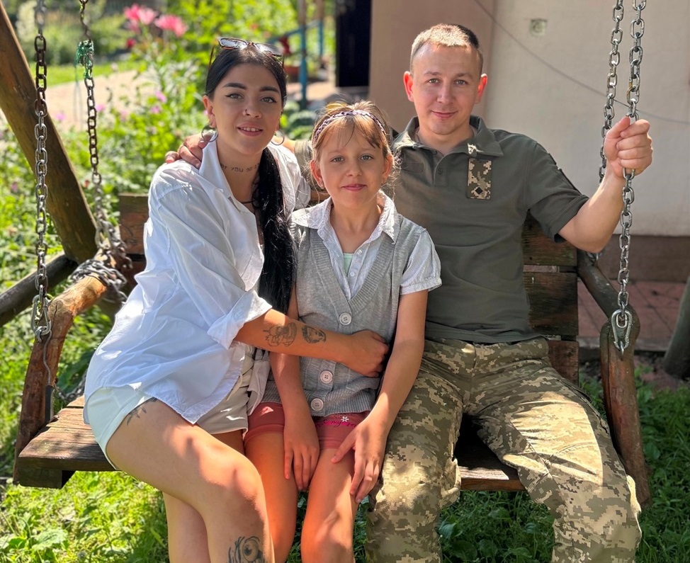 На фото Олена Шереновська, Віталій Адаменко та його 10-річна донька Таміла у день знайомства із родиною 