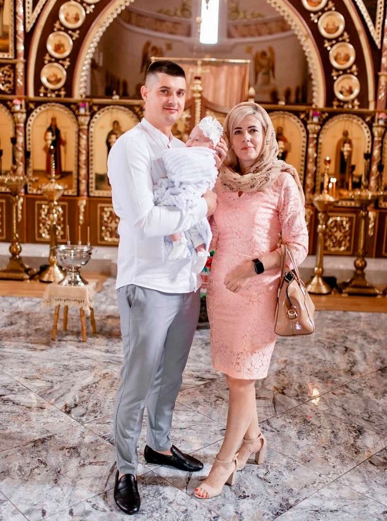 Богдан із мамою Тетяною та донечкою за кілька годин до від'їзду на фронт