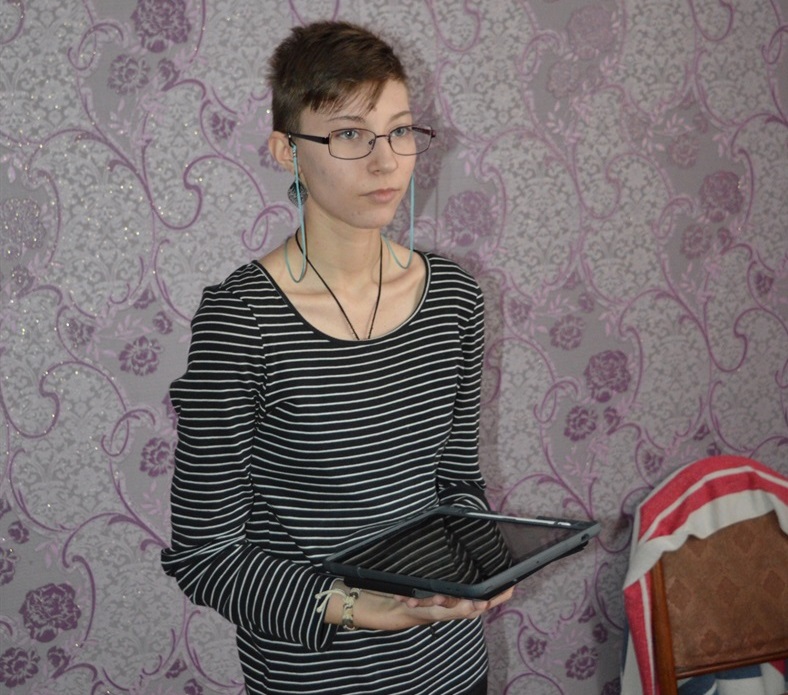Анна привезла з собою на Переяславщину свій планшет – на ньому малює і вчиться.