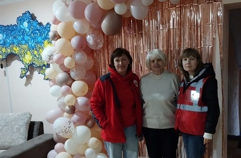 Раїса Голованова з благодійницями Червого Хреста в приміщенні територіального центру